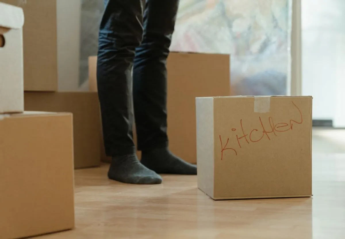 Cartons de déménagement à Brest avant le tri des affaires